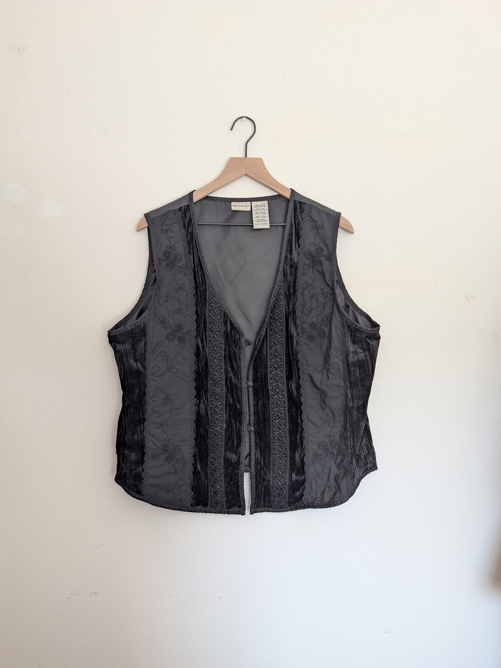 White Stag Vintage 90s Black Sleeveless Button-Front Top